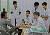 Bệnh viện Hữu nghị Việt Đức khám, tư vấn miễn phí cho bệnh nhân bị chấn thương thể thao cổ bàn chân